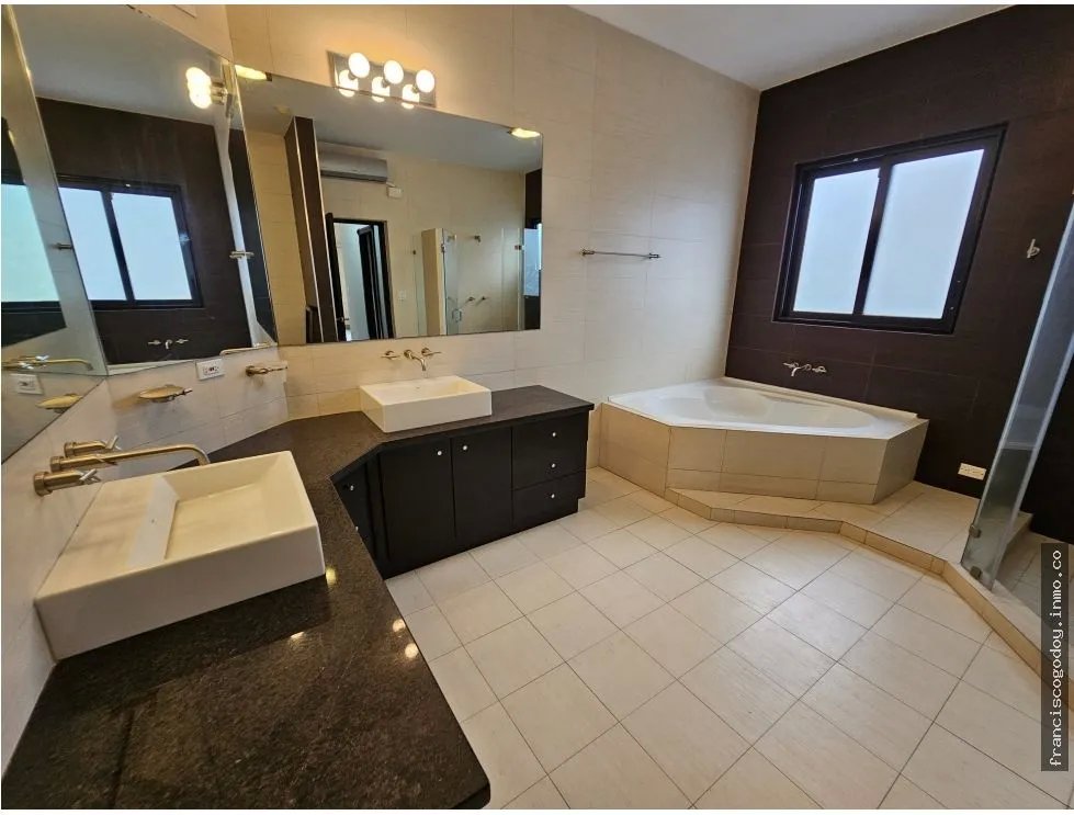 Casa en venta en urbanización antigua, costa del este