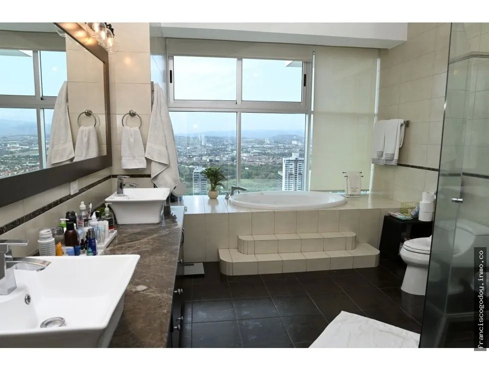 Venta de penthouse en ph titanium, costa del este
