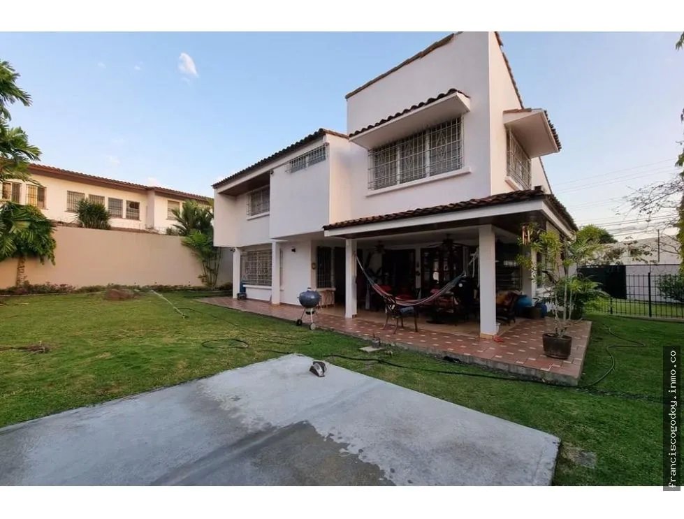 Se vende casa en la alameda