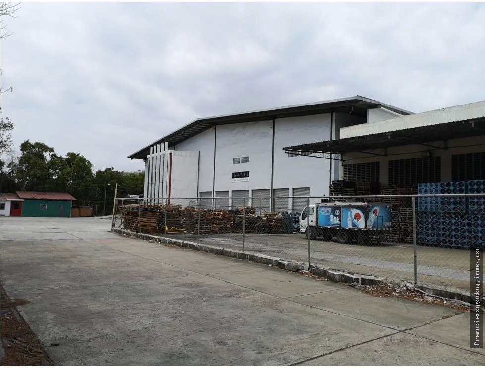 Aquilo galera bodega 4600m2 en milla 8 fgb