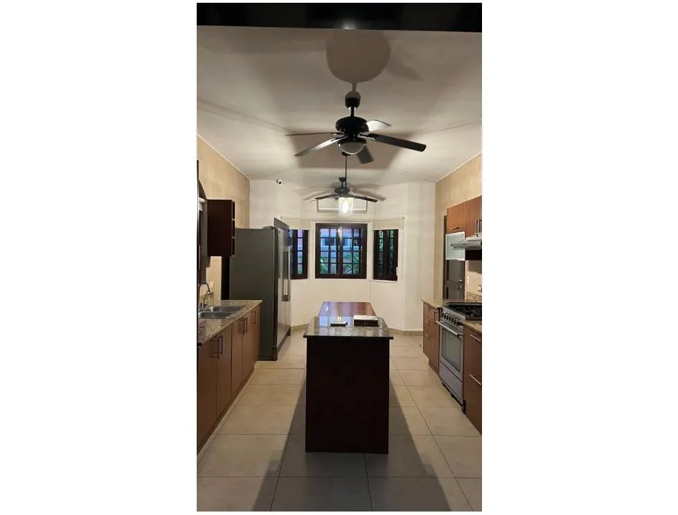 Venta de casa de 2 niveles en el doral, costa sur