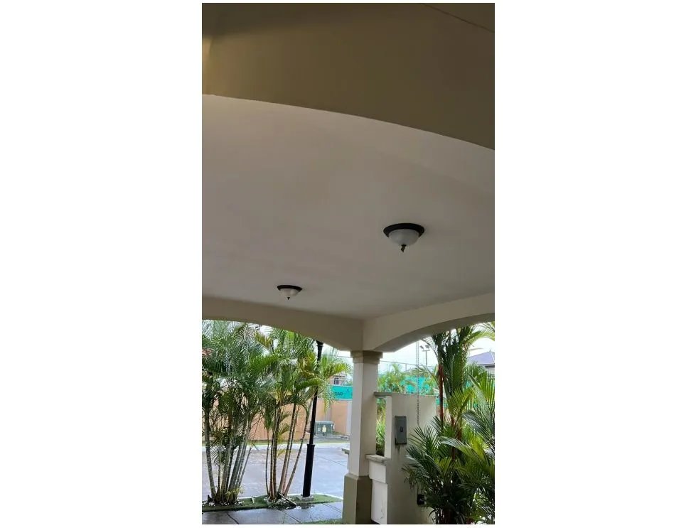 Venta de casa de 2 niveles en el doral, costa sur