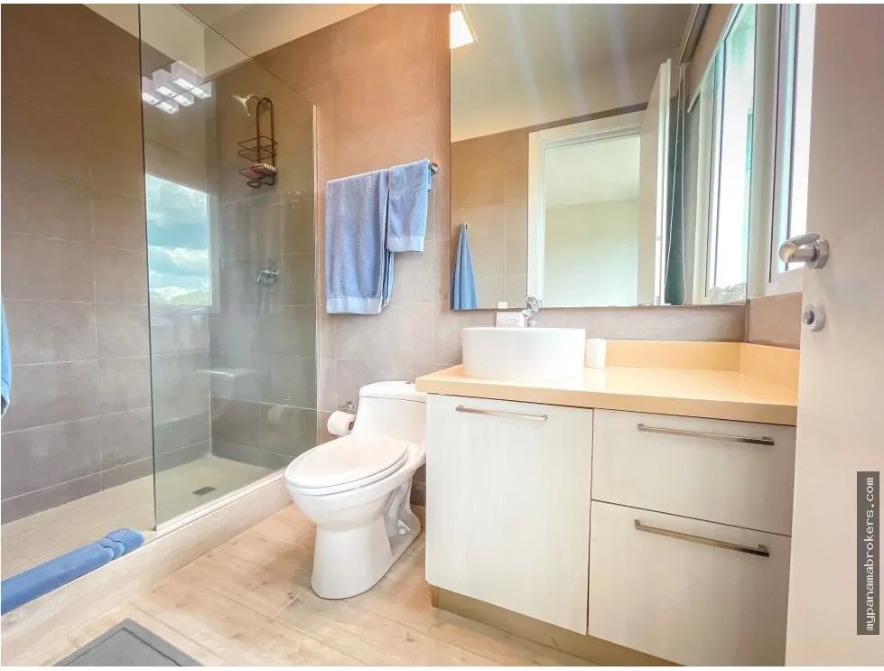 Se vende y alquila apartamento en punta barco, san carlos
