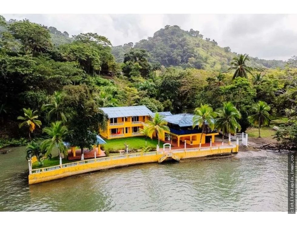 Se vende casa frente al mar en portobelo, colón