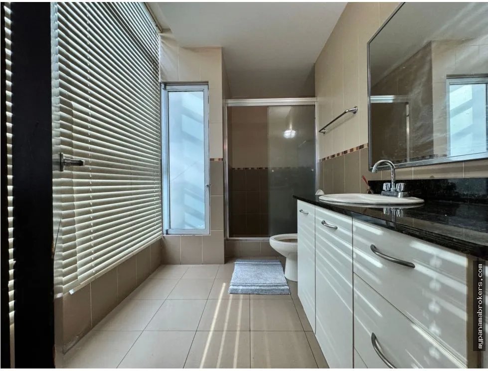 Venta de apartamento vacío en ave. balboa, panamá