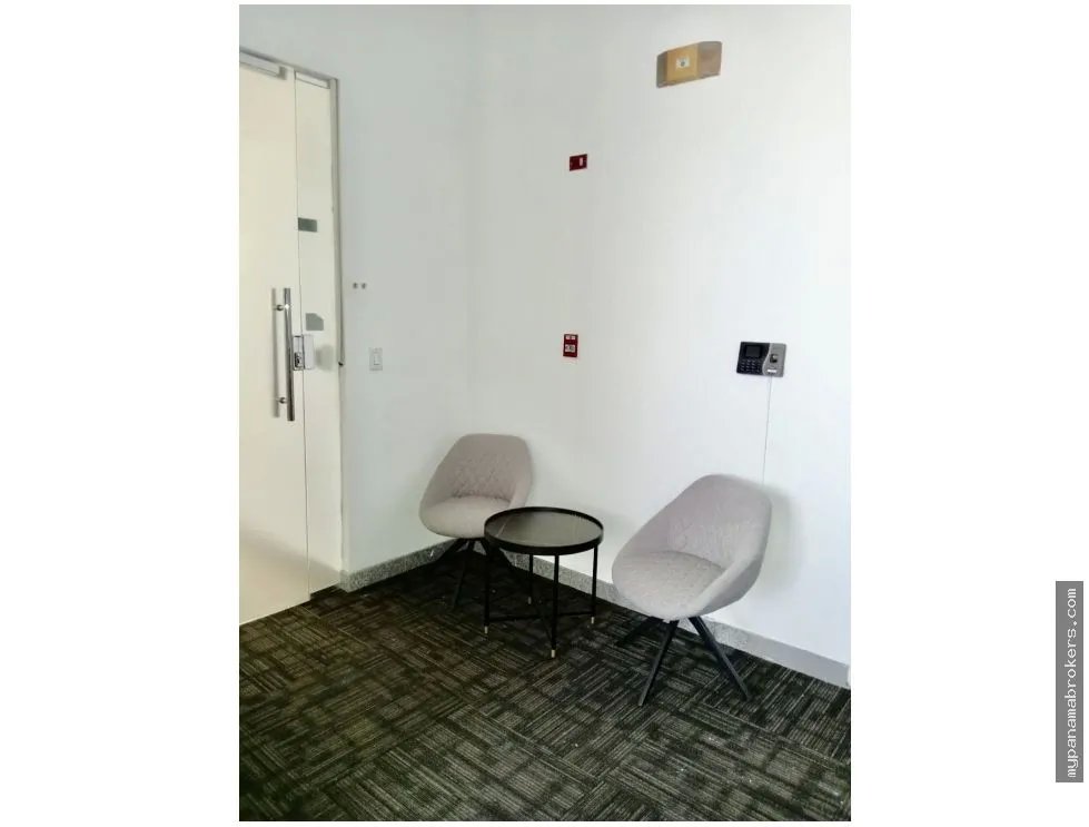 Alquiler de oficina remodelada en habitats plaza, calle 51, panamá
