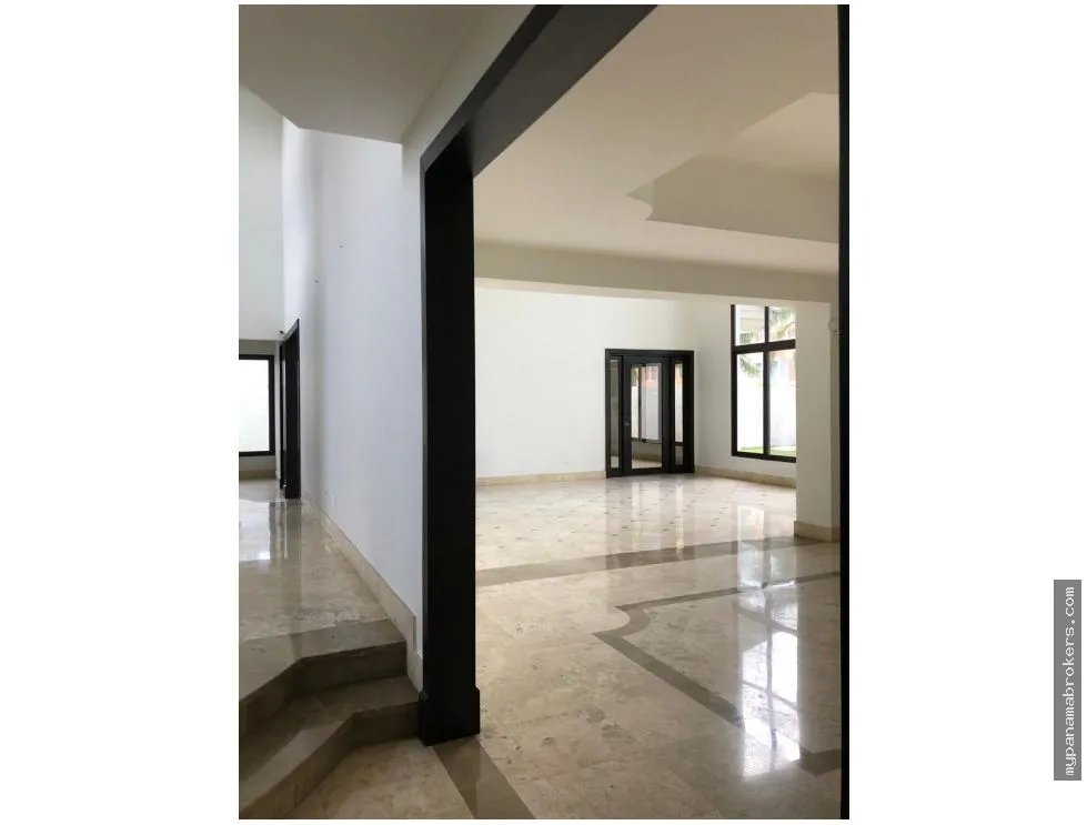 Venta o alquiler de casa vacía en paseo del parque, costa del este