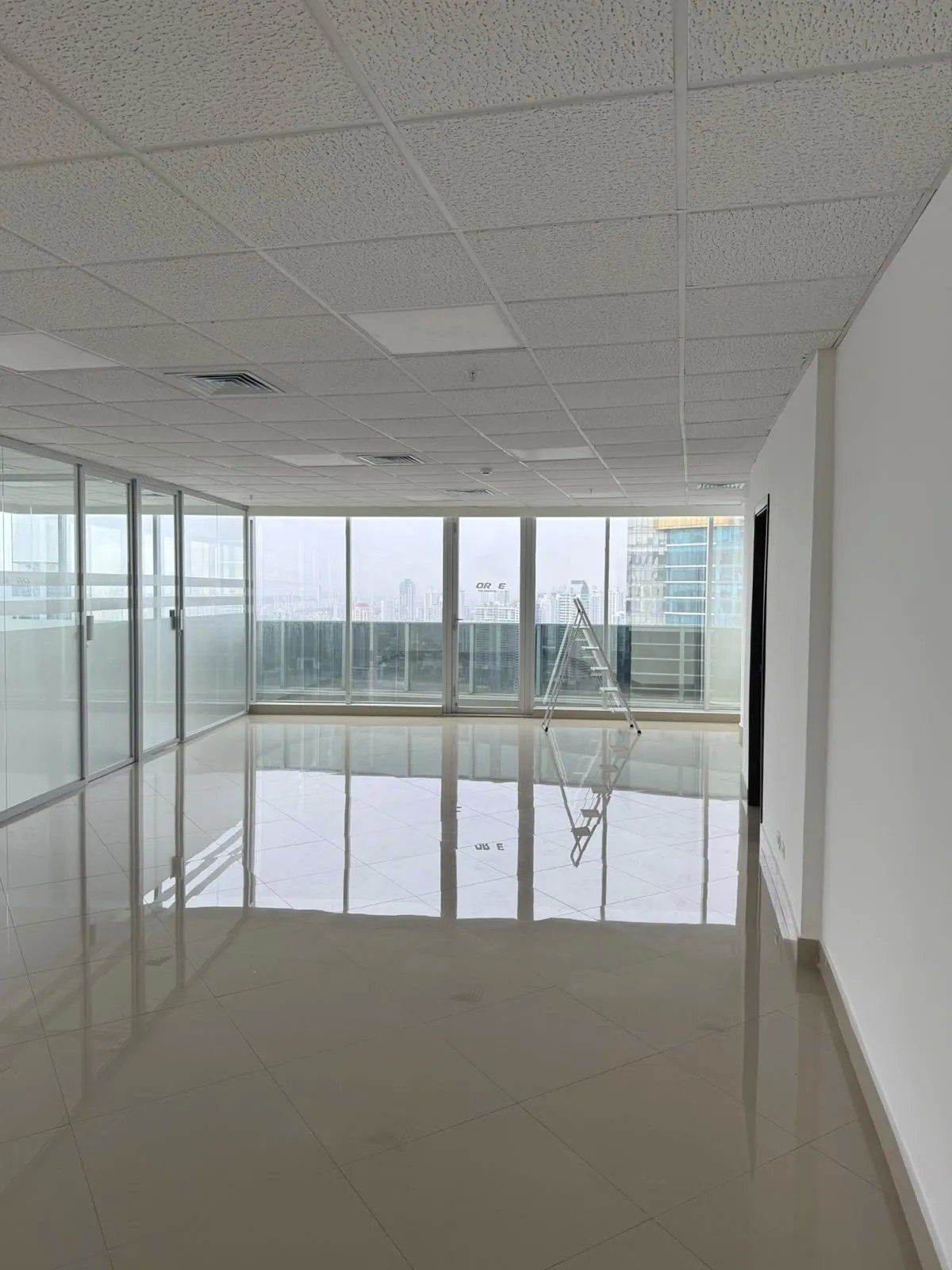 Oficina en alquiler en f&f tower panamá con vista panorámica en calle ...