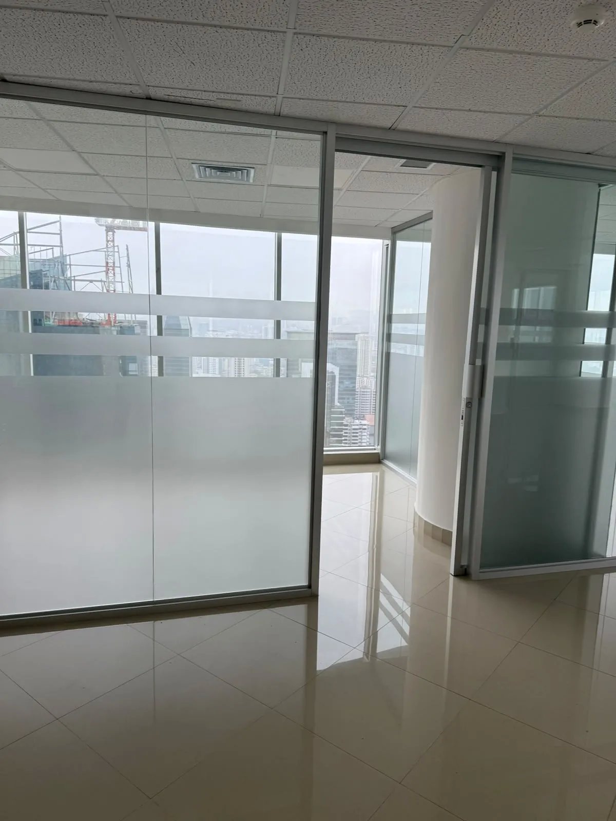 Oficina en alquiler en f&f tower panamá con vista panorámica en calle 50